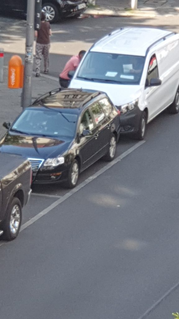 Ein Mercedes und ein Lieferwagen parken unerlaubt an einer Ladestation für Elektroautos in Berlin. So wird es nichts mit der Elektromobilität.