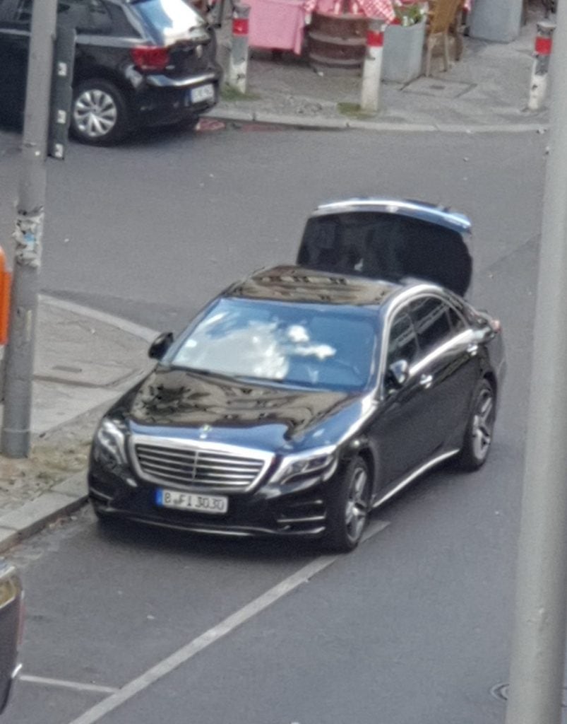 Mercedes-Benz parkt unerlaubt auf Ladefläche und im Kreuzungsbereich in Berlin