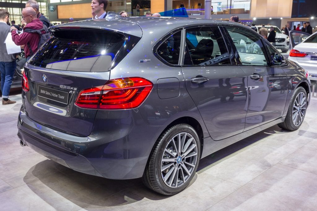 BMW 225xe in silber Metallic von hinten rechts gesehen. Ein Beitrag zu zunehmender Elektromobilität.