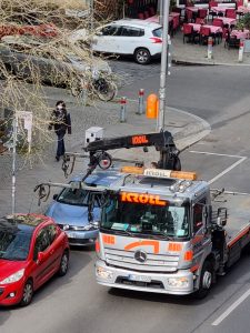 Ein Pkw, der an einer Ladesäule in Berlin parkt und so die Elektrosäule blockiert, wird abgeschleppt.